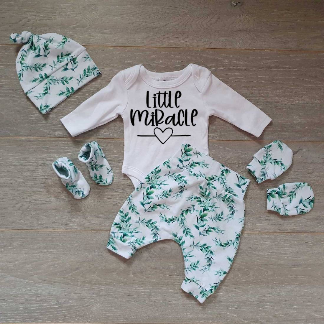 Das Abenteuer Beginnt Zu Hause Outfit, Blätter Neugeborene Ankündigung Hello World Baby Fäustlinge, Neugeborenen Mütze, Body von StarfishDaydreams