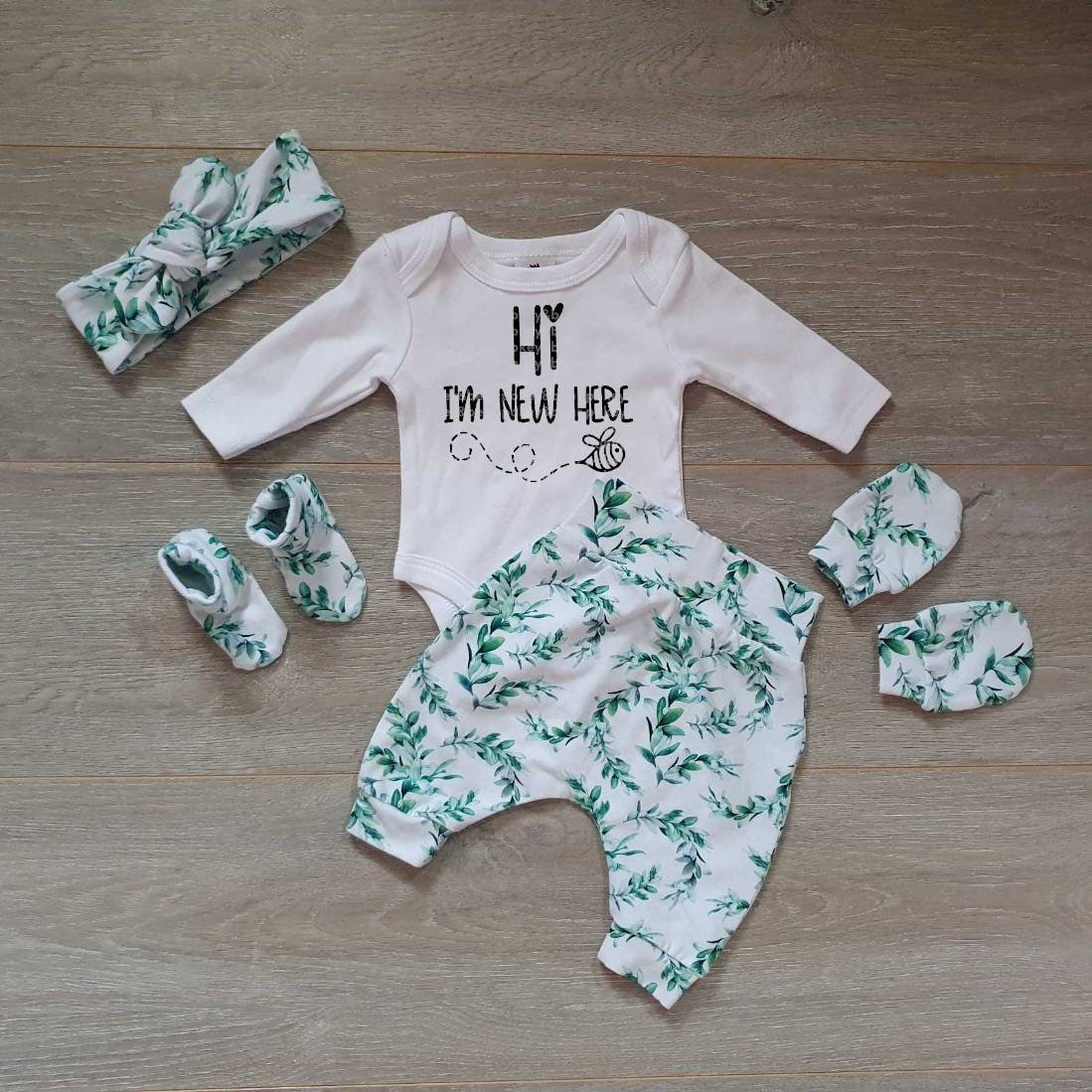 Das Abenteuer Beginnt Zu Hause Outfit, Blätter Neugeborene Ankündigung Hello World Baby Fäustlinge, Neugeborenen Mütze, Body von StarfishDaydreams