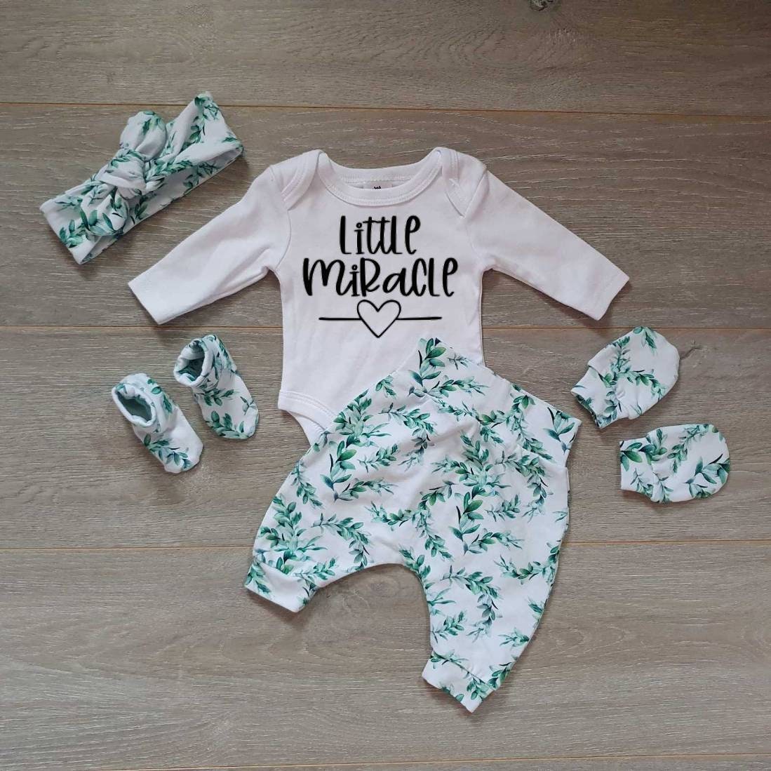 Das Abenteuer Beginnt Zu Hause Outfit, Blätter Neugeborene Ankündigung Hello World Baby Fäustlinge, Neugeborenen Mütze, Body von StarfishDaydreams