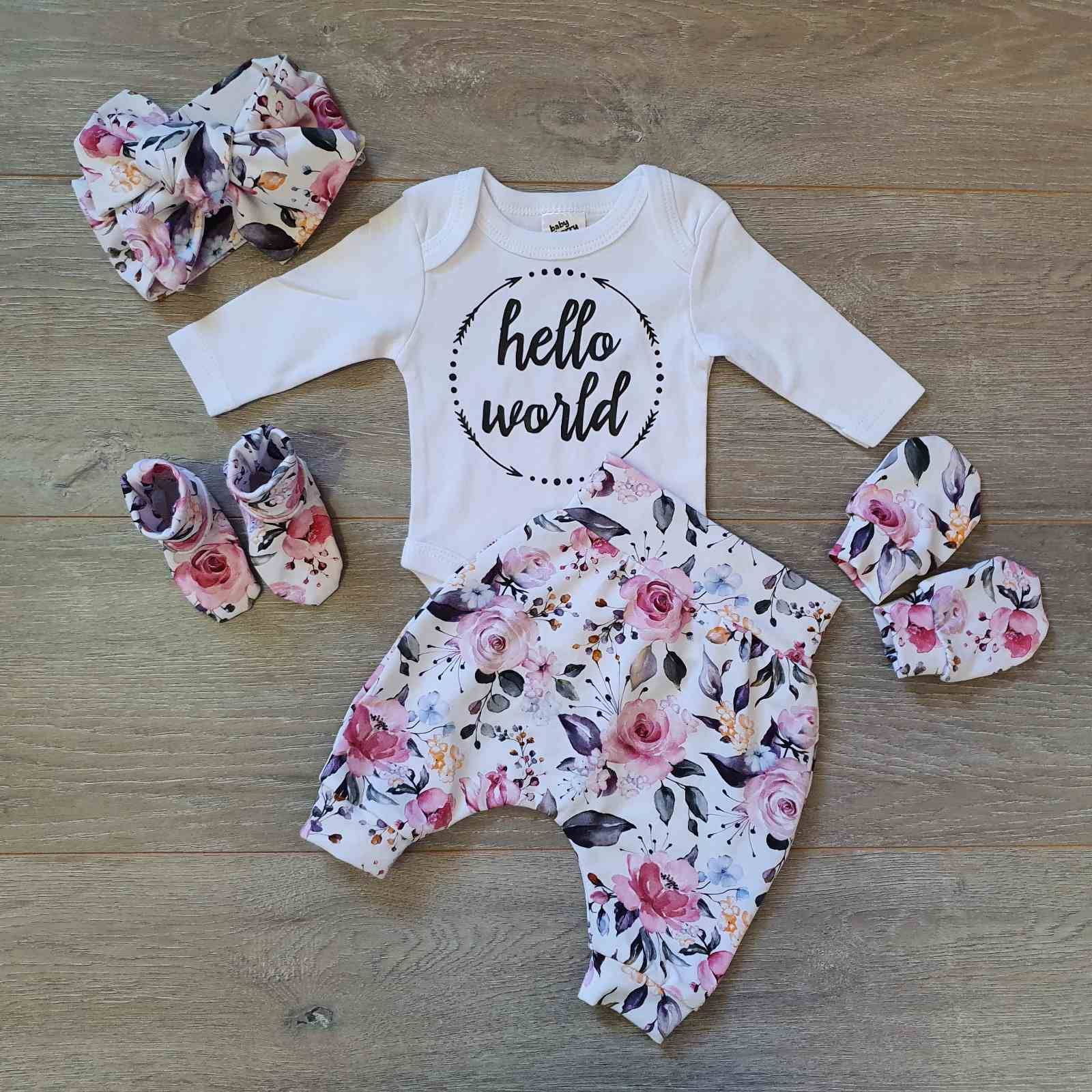 Hello World I'm New Here Going Home Outfit, Newborn Announcement Hello Baby Mittens, Hat, Floral Set von StarfishDaydreams