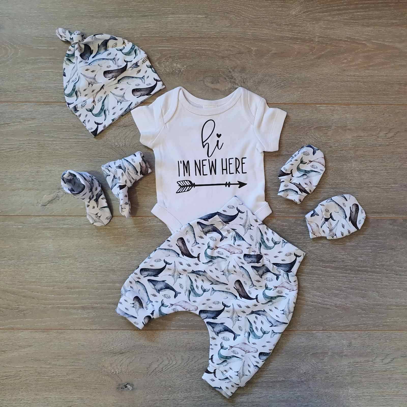 Und So Beginnt Das Abenteuer Geht Nach Hause Outfit, Neugeborenen Ankündigung Hallo Welt Baby Handschuhe, Mütze, Wal Set von StarfishDaydreams