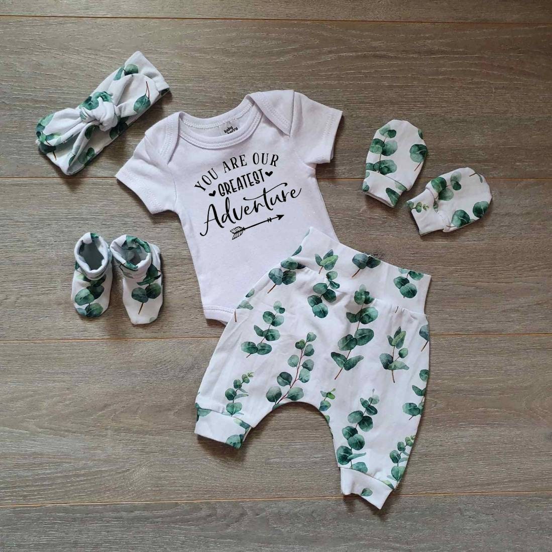 Und So Beginnt Das Abenteuer Zu Hause Outfit, Neugeborenen Ankündigung Hello World Baby Fäustlinge, Mütze, Eukalyptus Set von StarfishDaydreams