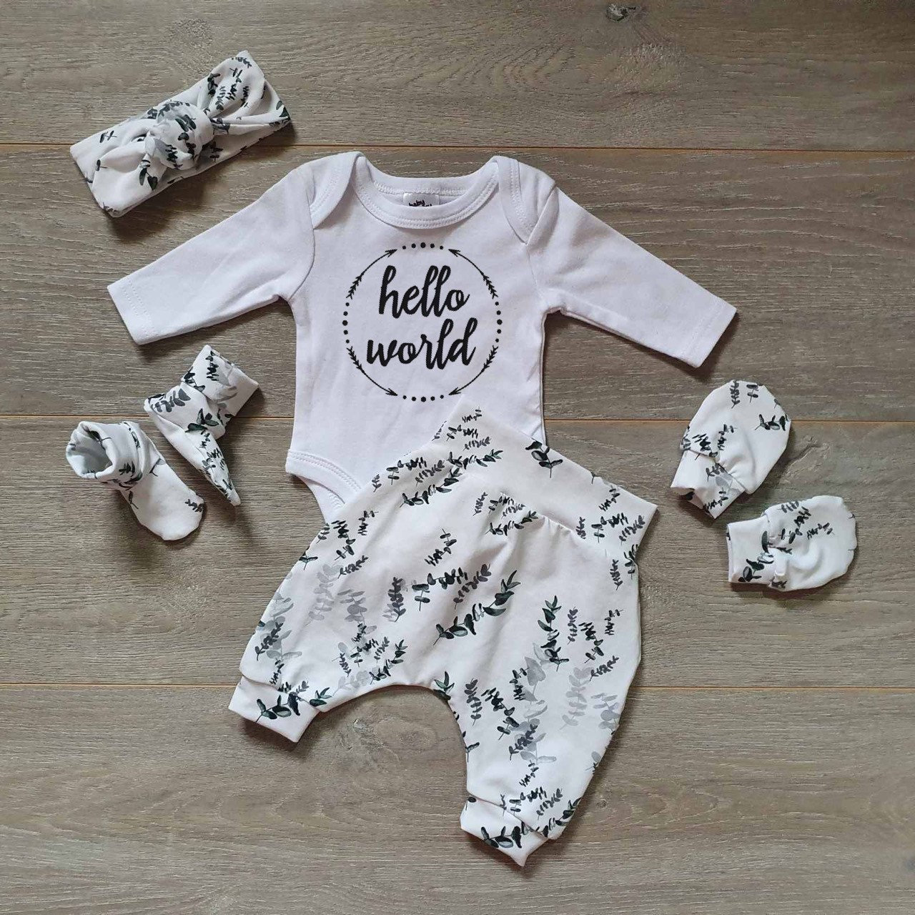 Und So Beginnt Das Abenteuer Zu Hause Outfit, Neugeborenen Ankündigung Hello World Baby Fäustlinge, Mütze, Eukalyptus Set von StarfishDaydreams