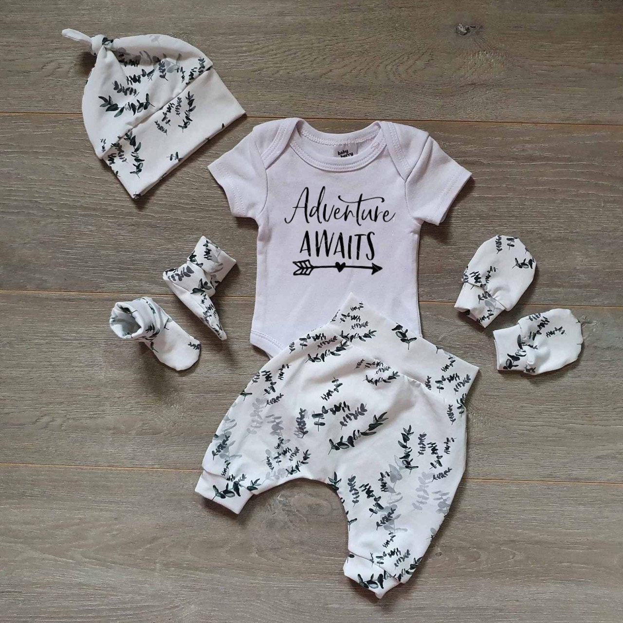 Und So Beginnt Das Abenteuer Zu Hause Outfit, Neugeborenen Ankündigung Hello World Baby Fäustlinge, Mütze, Eukalyptus Set von StarfishDaydreams