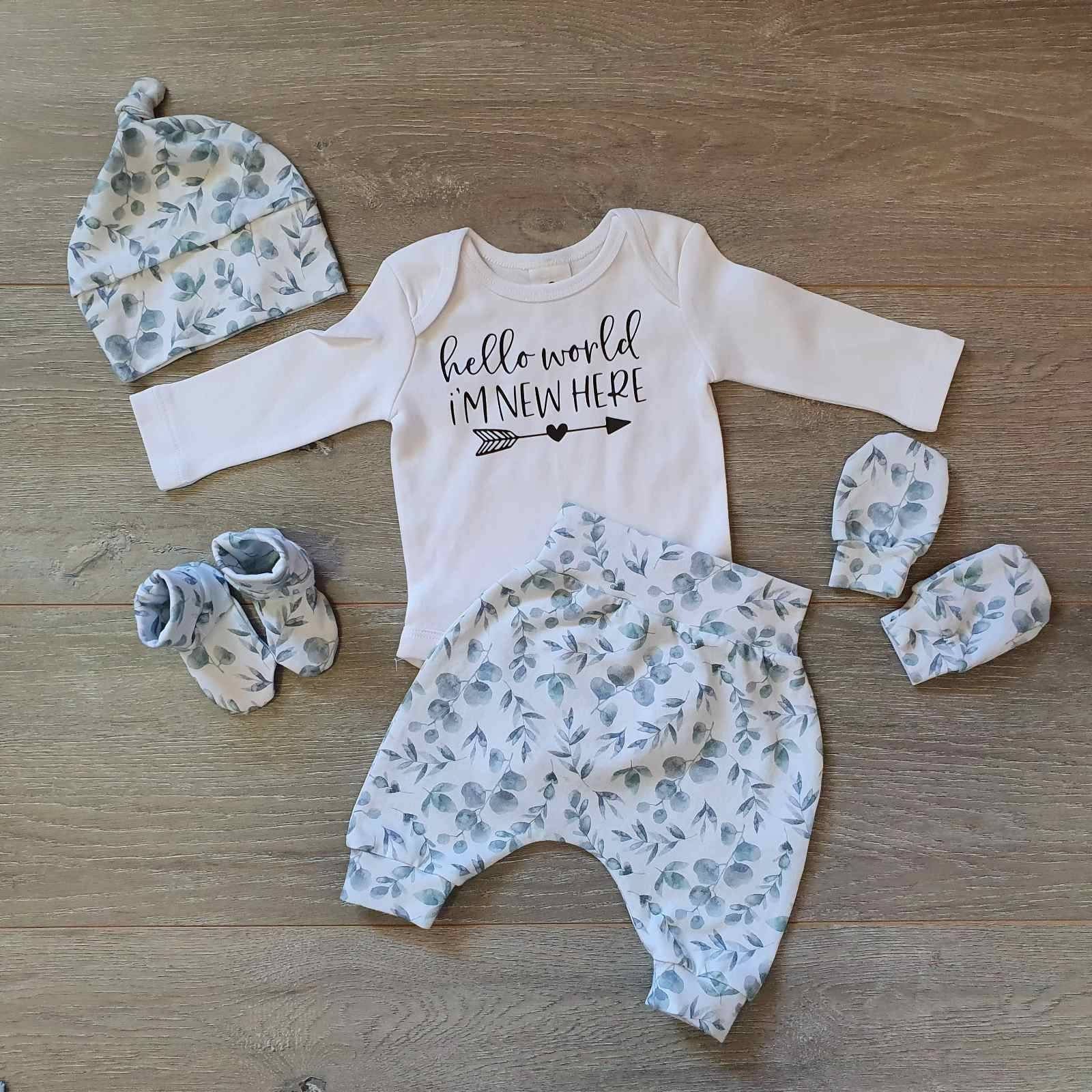 Und So Beginnt Das Abenteuer Zu Hause Outfit, Neugeborenen Ankündigung Hello World Baby Fäustlinge, Mütze, Eukalyptus Set von StarfishDaydreams