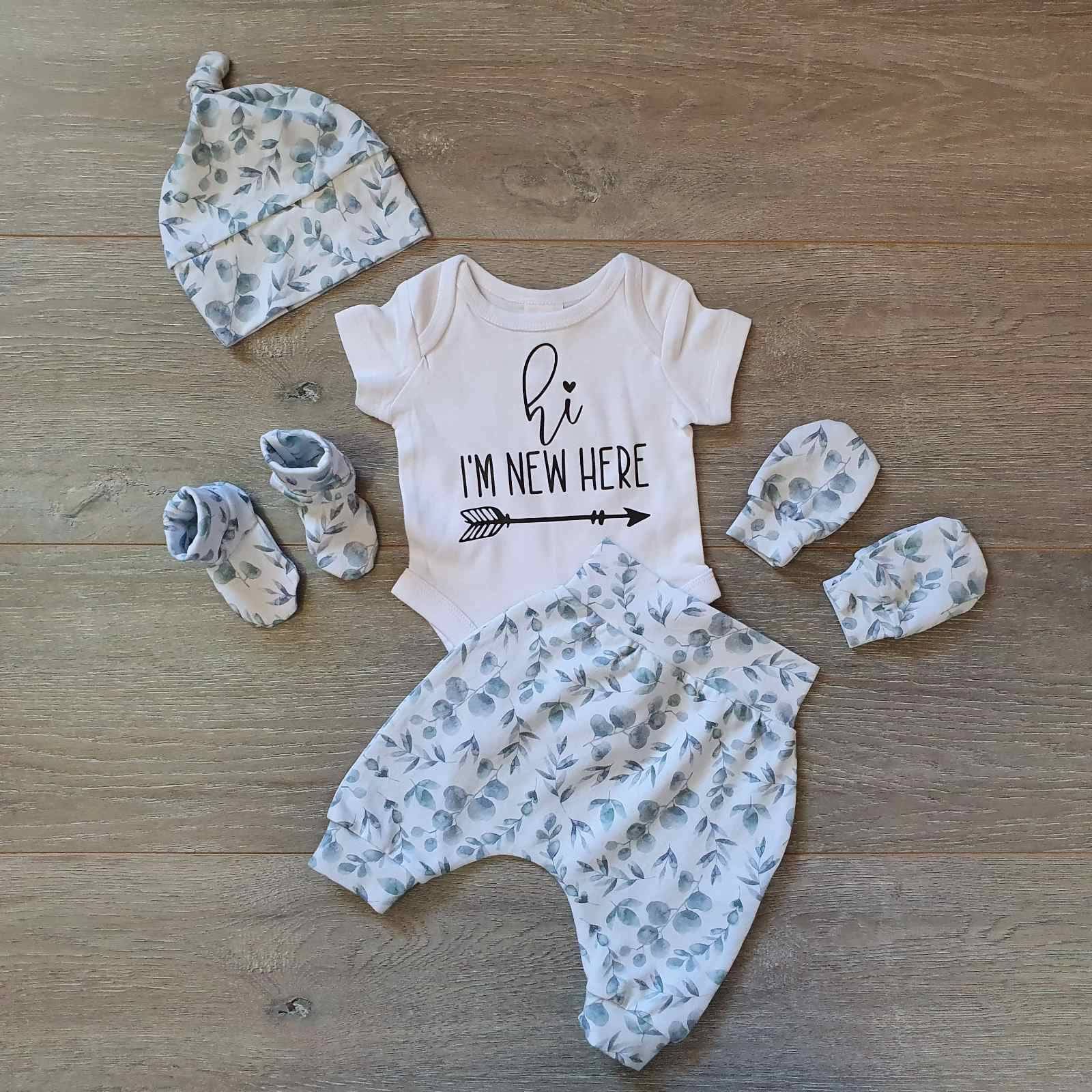 Und So Beginnt Das Abenteuer Zu Hause Outfit, Neugeborenen Ankündigung Hello World Baby Fäustlinge, Mütze, Eukalyptus Set von StarfishDaydreams