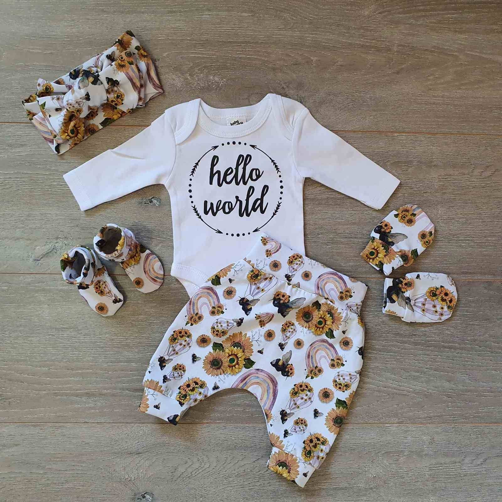 Und So Beginnt Das Abenteuer Zu Hause Outfit, Neugeborenen Ankündigung Hello World Baby Fäustlinge, Mütze, Regenbogen von StarfishDaydreams