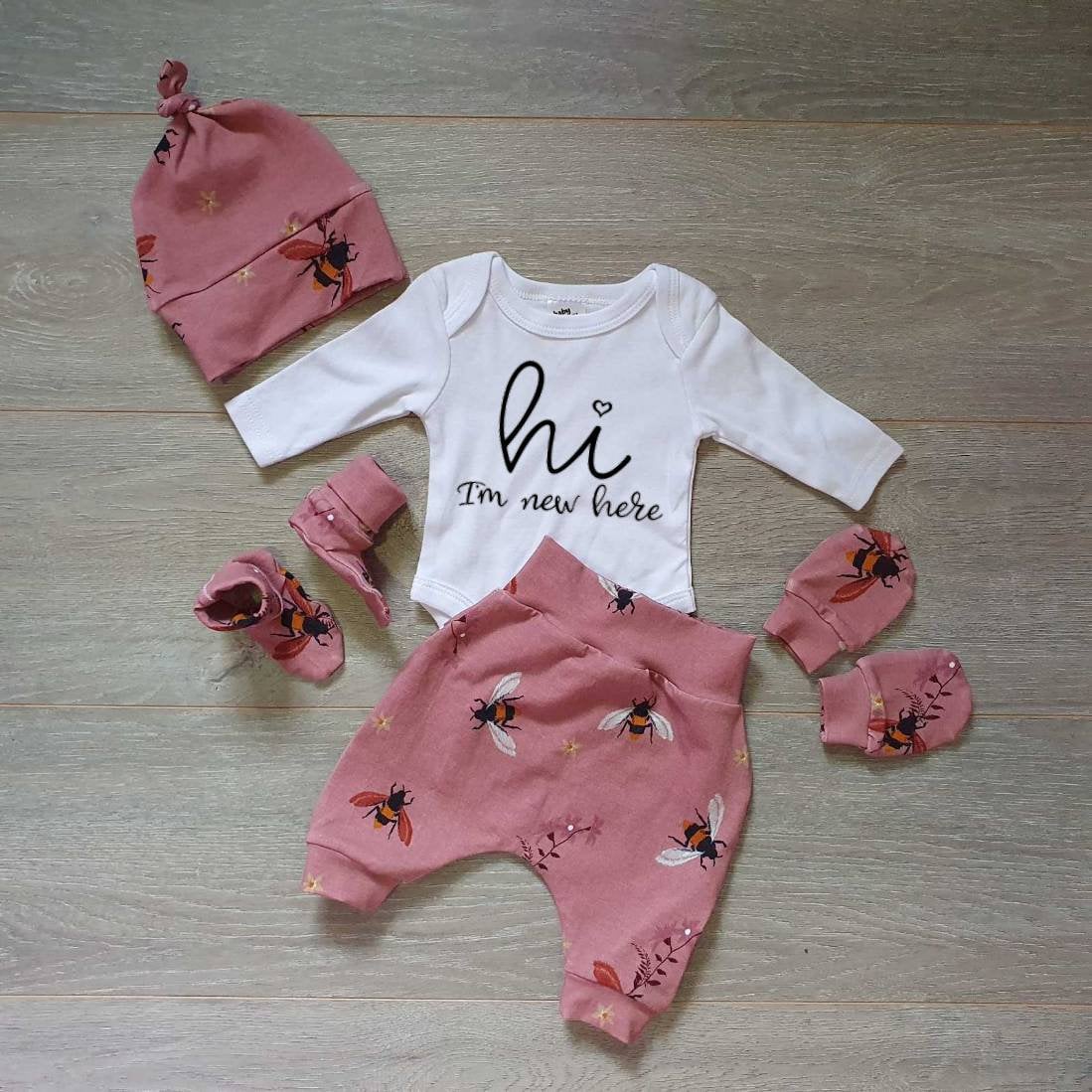 Und So Beginnt Das Abenteuer Zu Hause Outfit, Neugeborenen Ankündigung Hello World Baby Fäustlinge, Neugeborene Mütze, Bienen von StarfishDaydreams