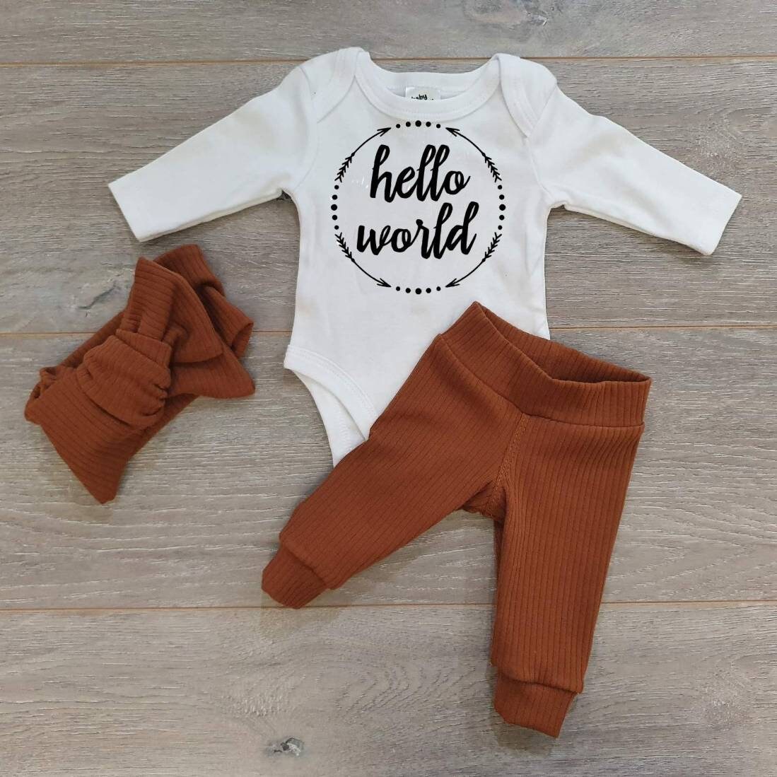 Und So Beginnt Das Abenteuer Zu Hause Outfit, Neugeborenen Ankündigung Hello World Baby Fäustlinge, Neugeborene Mütze, Newborn Earth Set von StarfishDaydreams