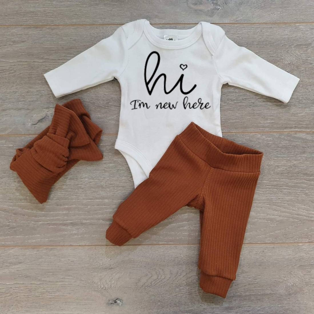 Und So Beginnt Das Abenteuer Zu Hause Outfit, Neugeborenen Ankündigung Hello World Baby Fäustlinge, Neugeborene Mütze, Newborn Earth Set von StarfishDaydreams