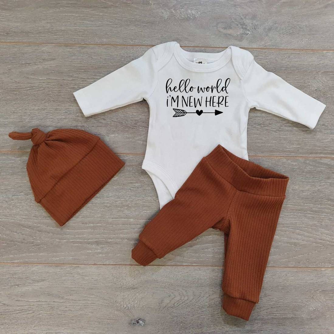 Und So Beginnt Das Abenteuer Zu Hause Outfit, Neugeborenen Ankündigung Hello World Baby Fäustlinge, Neugeborene Mütze, Newborn Earth Set von StarfishDaydreams