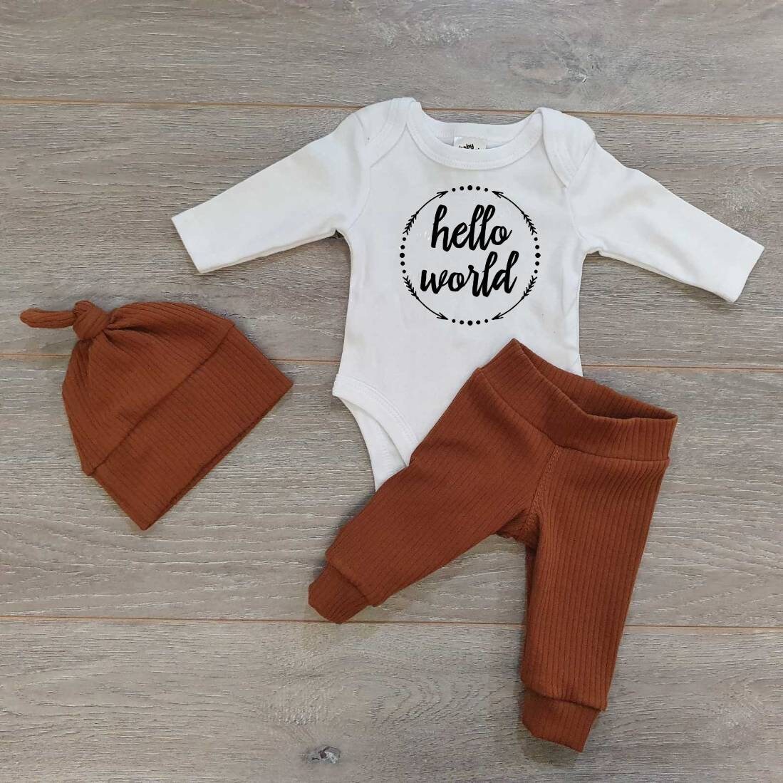 Und So Beginnt Das Abenteuer Zu Hause Outfit, Neugeborenen Ankündigung Hello World Baby Fäustlinge, Neugeborene Mütze, Newborn Earth Set von StarfishDaydreams