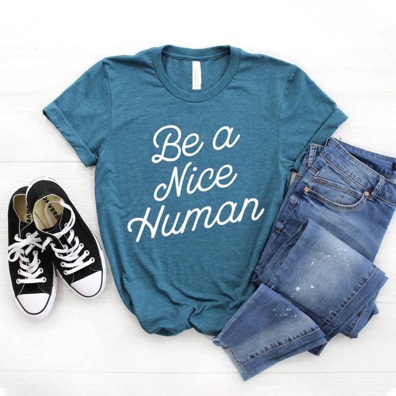 Be A Netter Mensch ∙ Gute Vibes Nur Shirt Guter Yoga Lehrer Geschenk Inspirierendes Softstyle Unisex T-Shirt von StarkAmbition