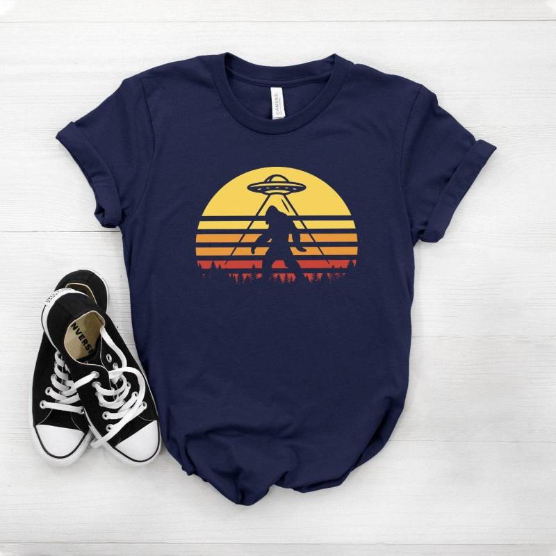 Bigfoot Ufo-T-Shirt Lustiges Sasquatch-Grafik-T-Shirt von StarkAmbition