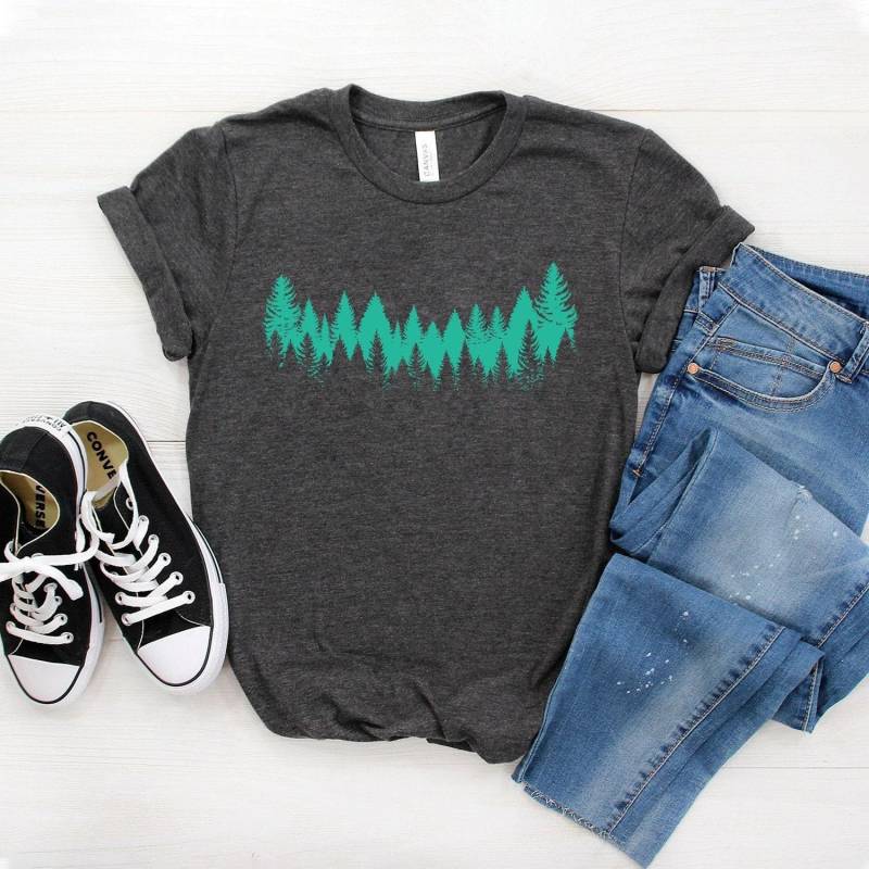Kiefer Baum Shirt, Outdoor Abenteuer Geschenk, Schützen Sie Unser Wald T-Shirt, Kiefernwald Pnw, Natur Umwelt, Softstyle Unisex T-Shirt von StarkAmbition