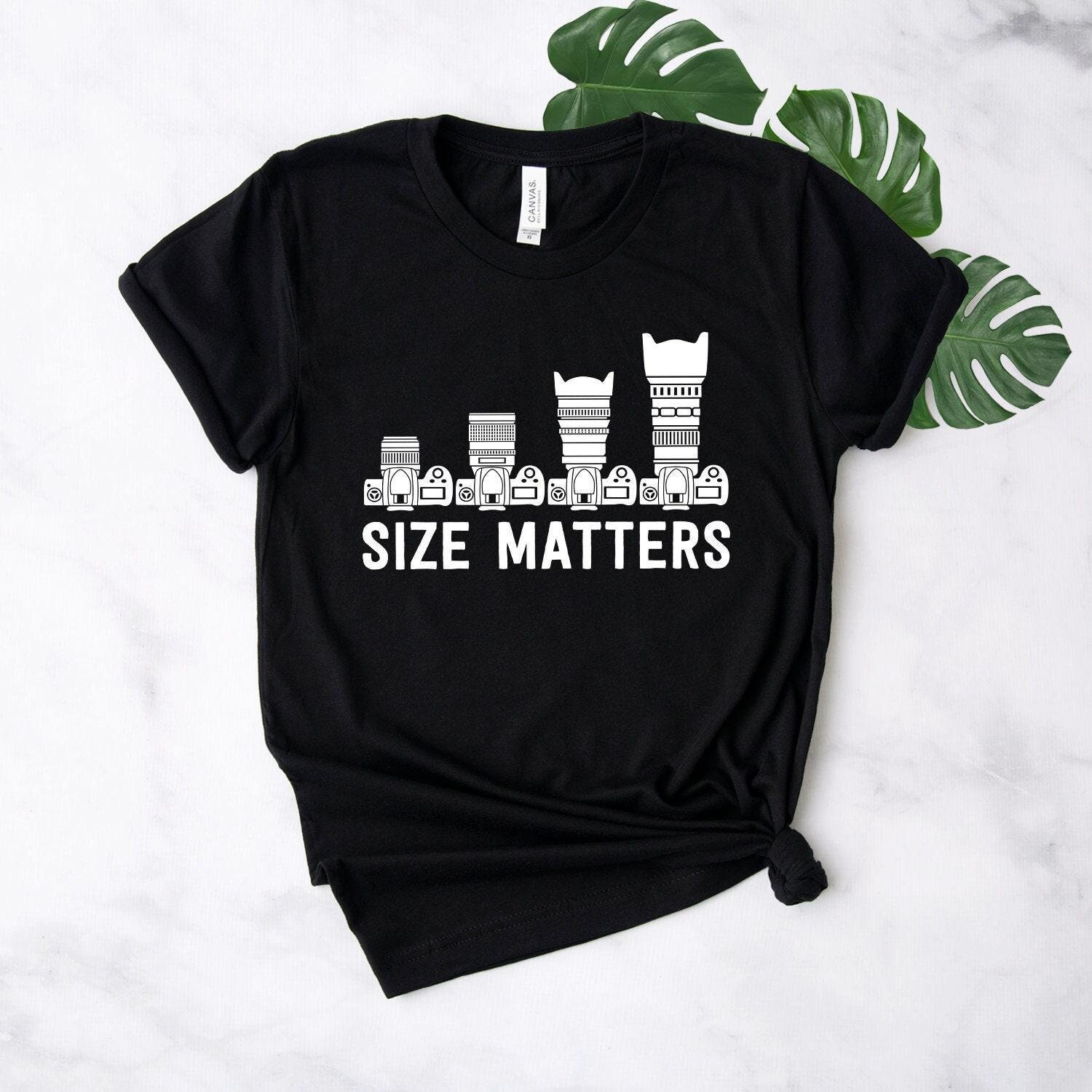 Lens Size Matters Fotograf Shirt - Softstyle Unisex T-Shirt von StarkAmbition