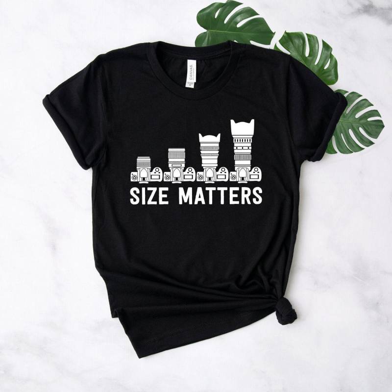 Lens Size Matters Fotograf Shirt - Softstyle Unisex T-Shirt von StarkAmbition