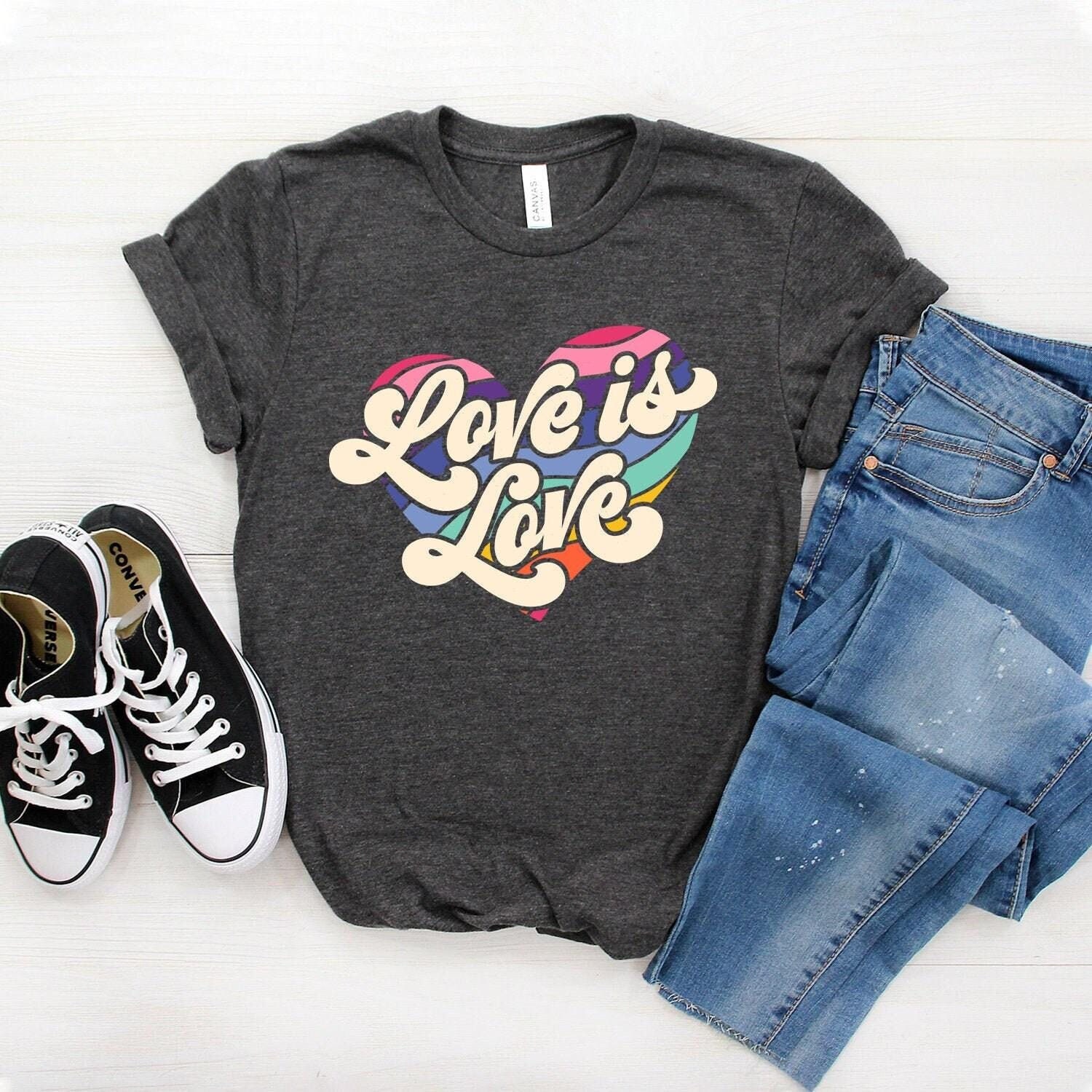 Liebe Ist Shirt, Retro Regenbogen Herz, Softstyle Unisex T-Shirt von StarkAmbition