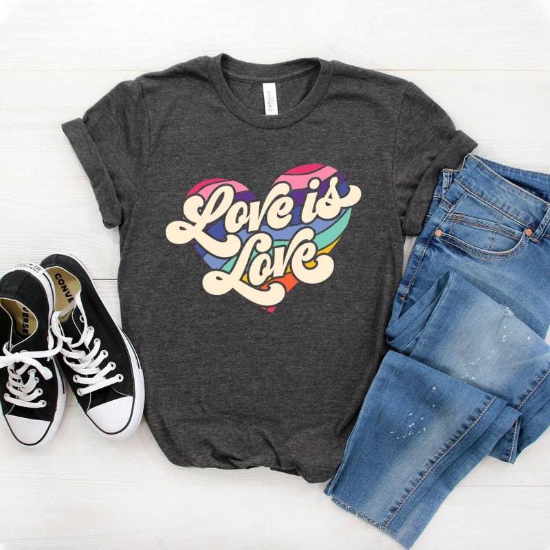 Liebe Ist Shirt, Retro Regenbogen Herz, Softstyle Unisex T-Shirt von StarkAmbition