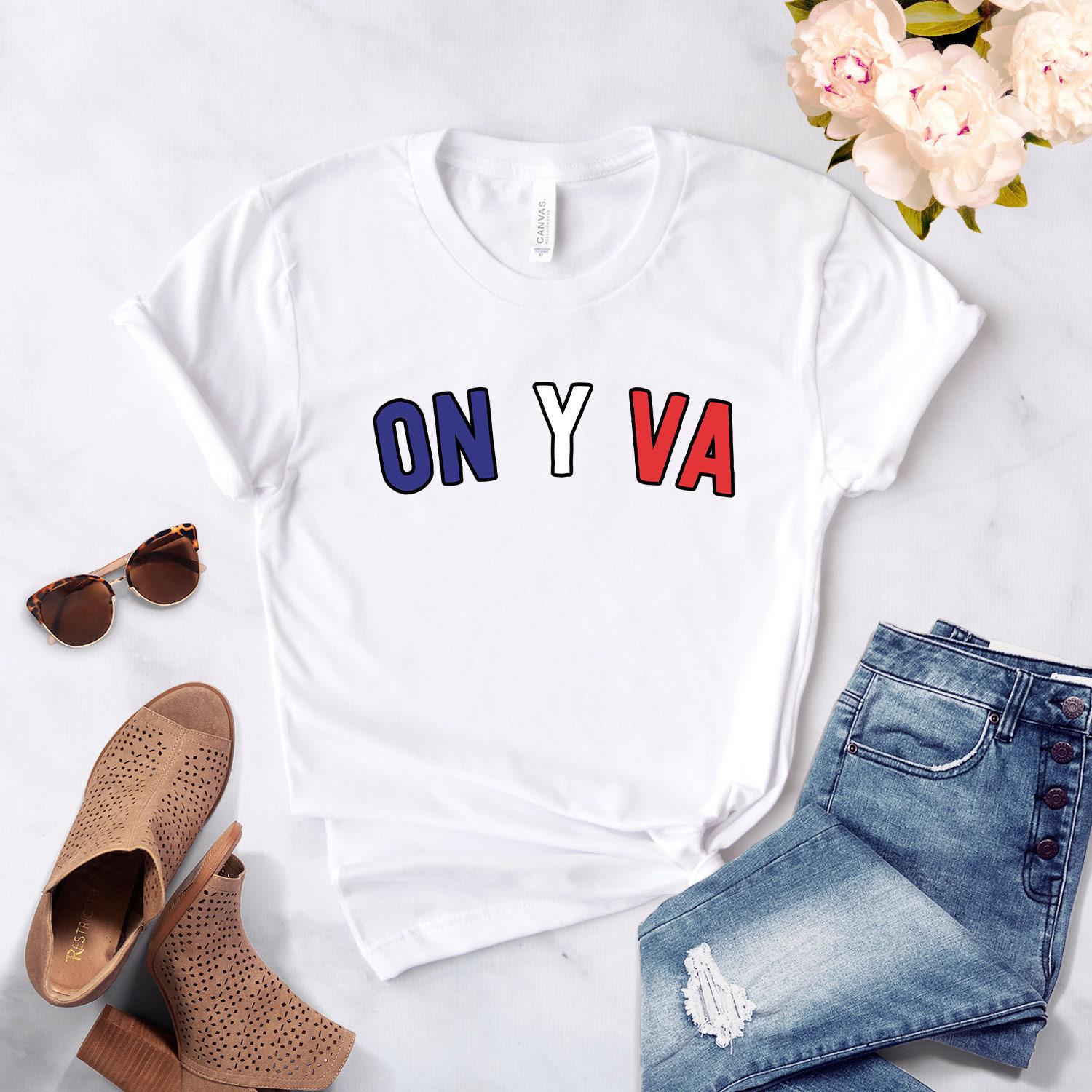On Y Va Shirt ∙ French Let's Go in Paris France C'est La Vie Caption Shirts Softstyle Unisex T-Shirt von StarkAmbition