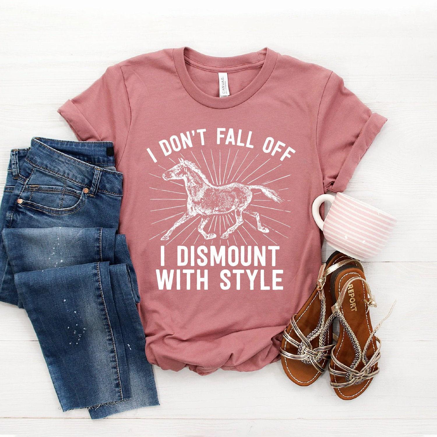 Pferde Shirt ∙ I Don't Fall Off Horses Reiter-T-Shirt Pferde-Geschenke Reiterkleidung Reiter-Geschenke Softstyle Unisex T-Shirt von StarkAmbition