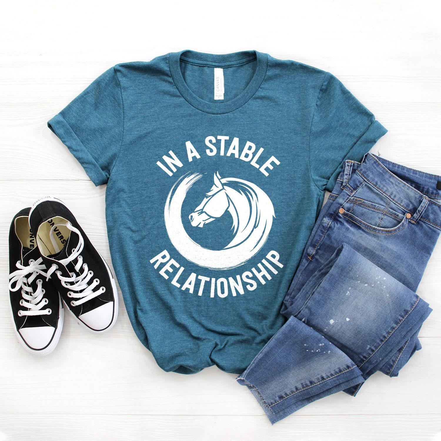 "Pferdeliebhaber Shirt "In Einer Stabilen Beziehung" Softstyle Unisex T-Shirt." von StarkAmbition