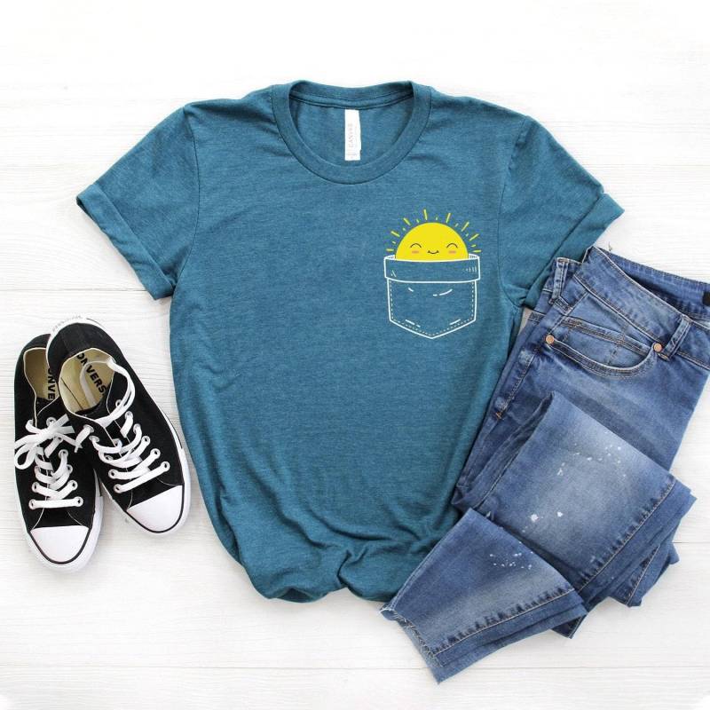 Pocket Full Of Sunshine Shirt ∙ Tasche T-Shirt in My Sommer Positive Vibes Softstyle Unisex von StarkAmbition