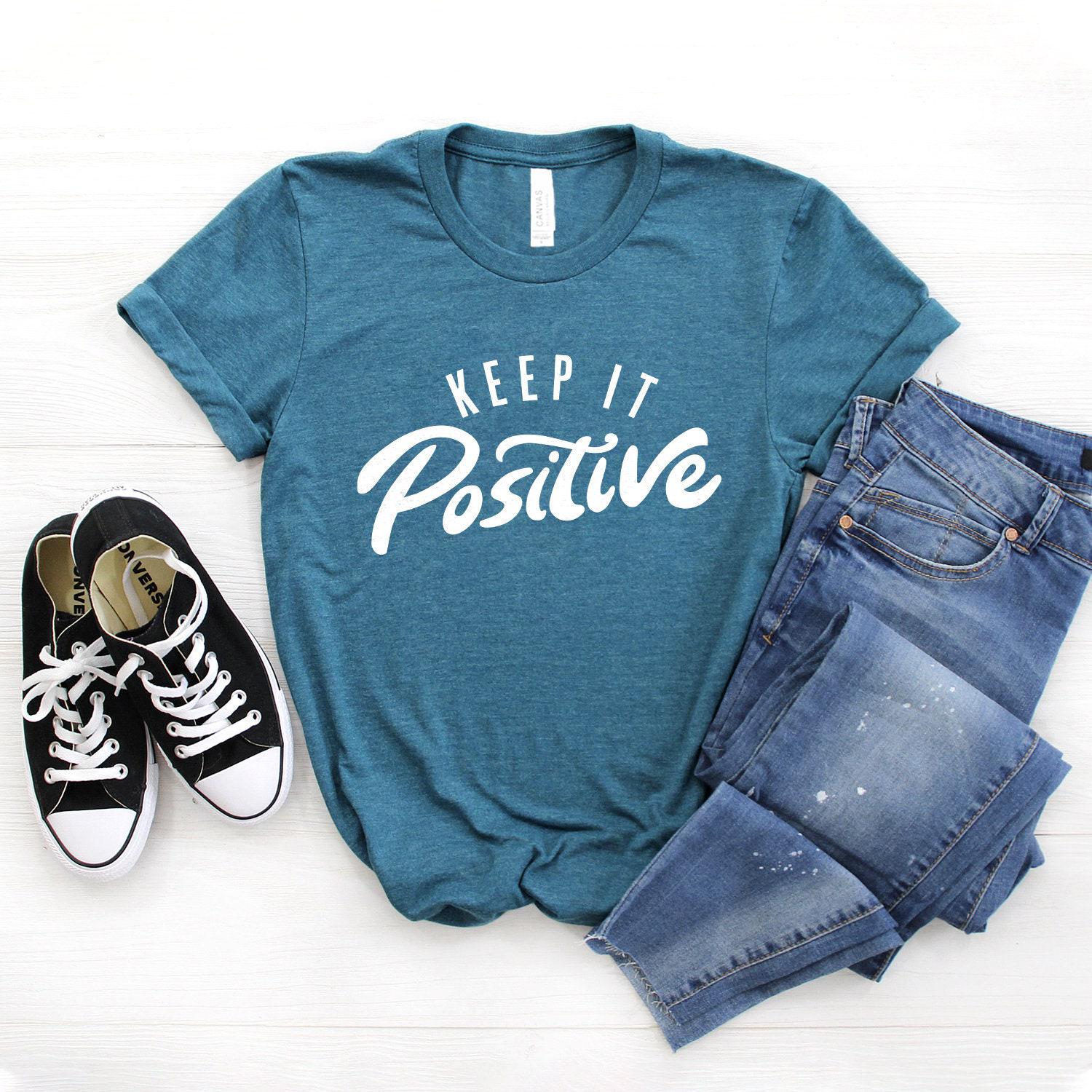 Positives Shirt ∙ Keep It Positive T-Shirt Positivität Wählen Sie Ein Kind Inspiration Tshirt Freundlichkeit Softstyle Unisex von StarkAmbition