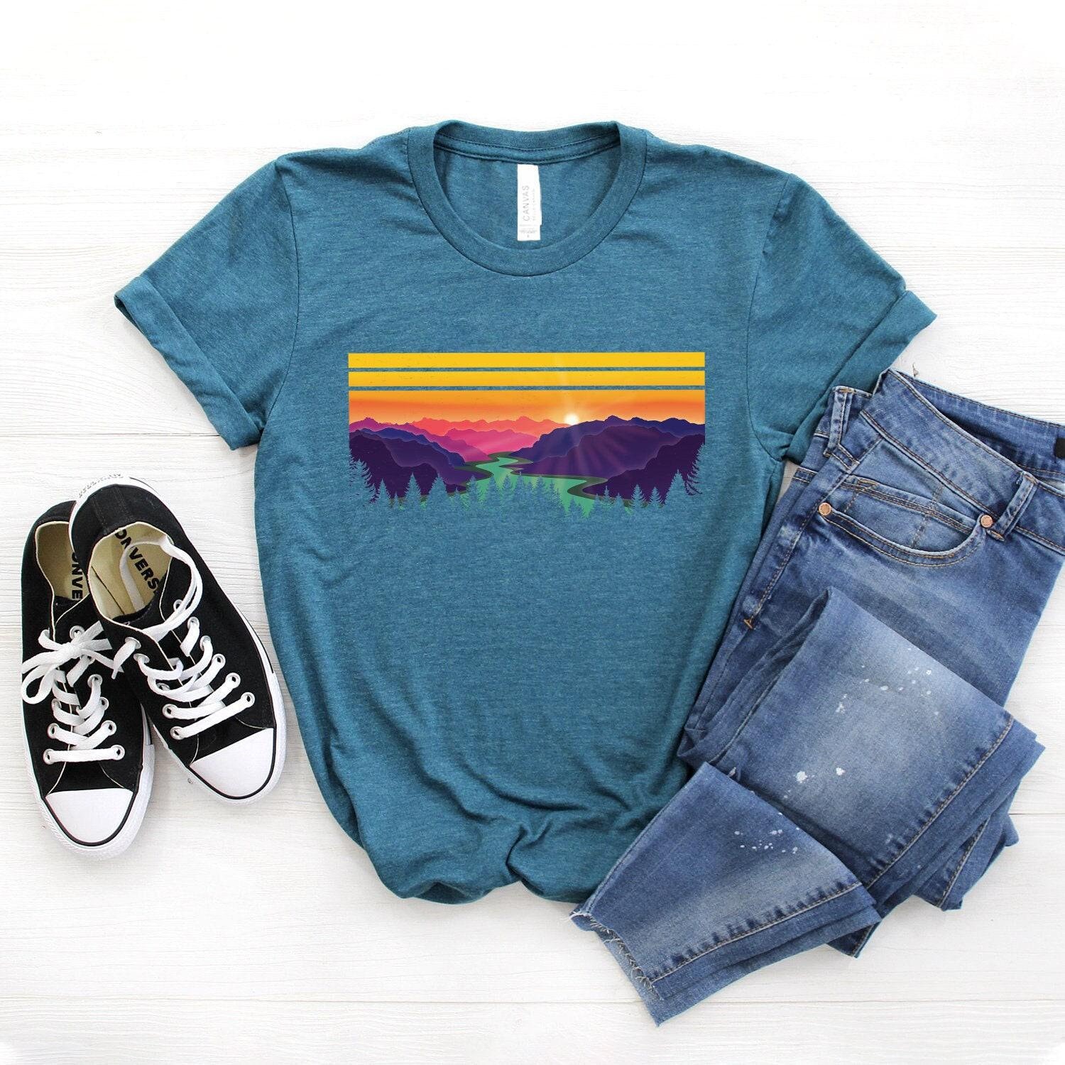 Regenbogen Berge Shirt ∙ Wandern Camping Natur Inspirational Retro T-Shirt Softstyle Unisex von StarkAmbition