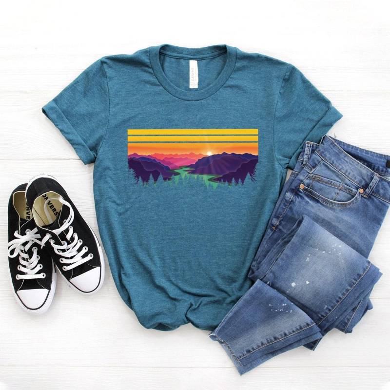 Regenbogen Berge Shirt ∙ Wandern Camping Natur Inspirational Retro T-Shirt Softstyle Unisex von StarkAmbition