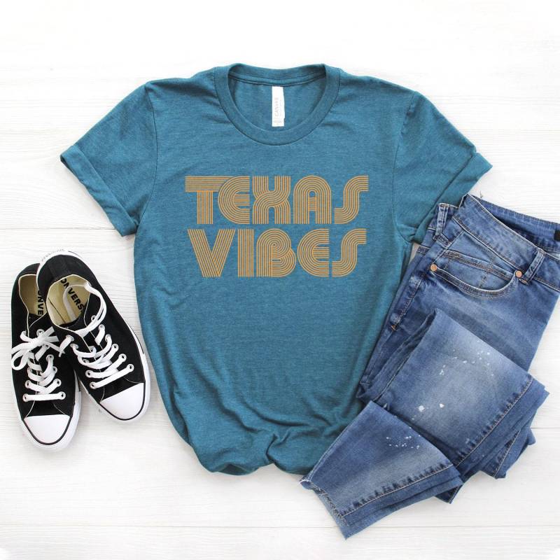 Texas Shirt ∙ Tshirt Home Vibes Forever Girl Softstyle Unisex T-Shirt von StarkAmbition