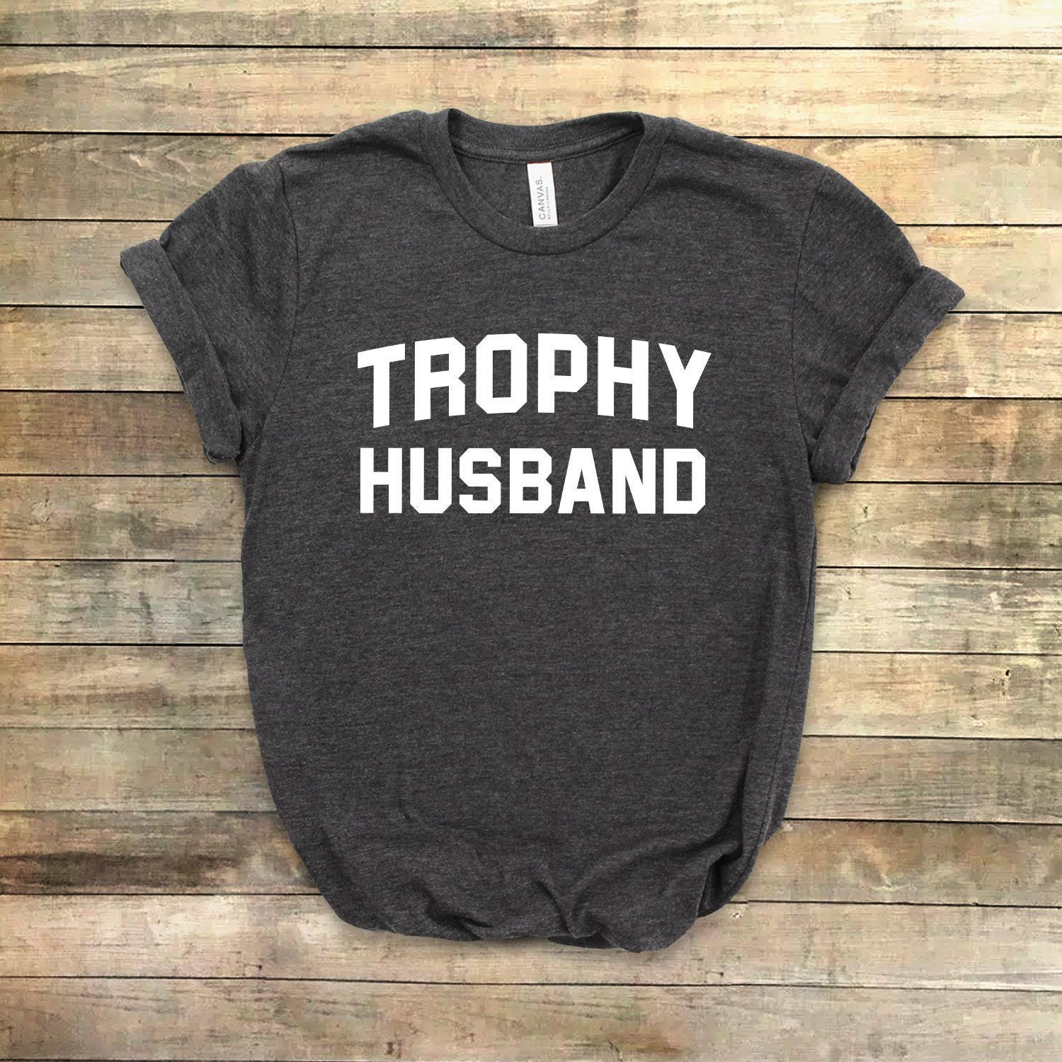 Trophy Husband Shirt ∙ Lustiges Verheirateter Kerl Flitterwochen Unisex Softstyle Hochzeitsgeschenk von StarkAmbition