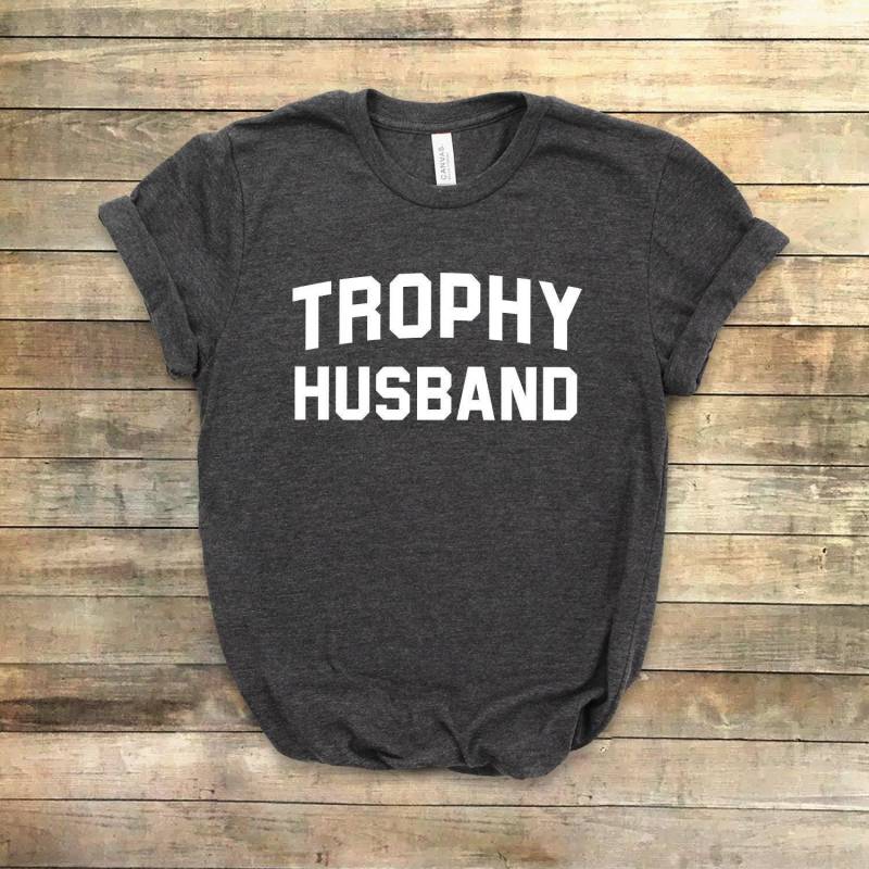 Trophy Husband Shirt ∙ Lustiges Verheirateter Kerl Flitterwochen Unisex Softstyle Hochzeitsgeschenk von StarkAmbition