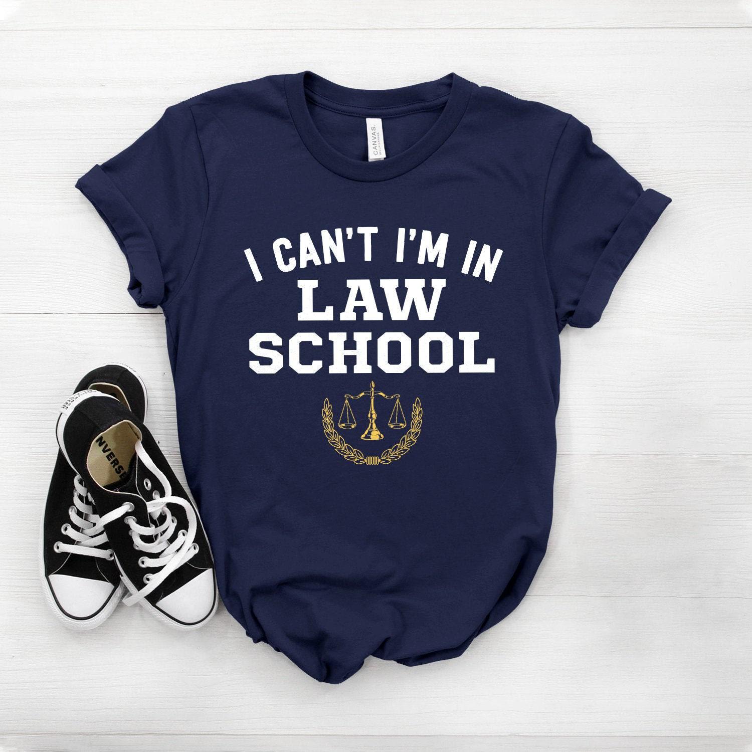 Zukünftiger Lawyer Shirt ∙ Jurastudent Jurafakultät Geschenk Softstyle Unisex T-Shirt von StarkAmbition