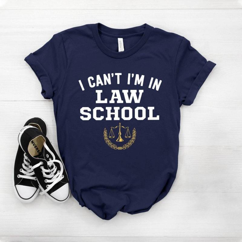 Zukünftiger Lawyer Shirt ∙ Jurastudent Jurafakultät Geschenk Softstyle Unisex T-Shirt von StarkAmbition