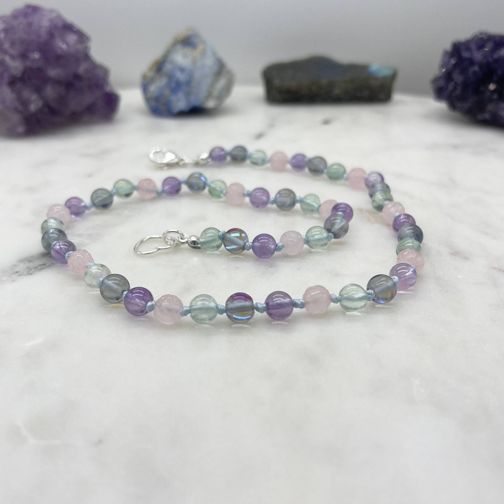 17" Clarity in Bloom // Amethyst Fluorit Rosenquarz Aura Quarz Edelstein-Halskette Handgeknüpftes Sterling Silber 17" Clarity in Bloom // Amethyst Fluorit Rosenquarz Aura Quarz Edelstein-Halskette Handgeknüpftes Sterling Silber von StarlightAmber