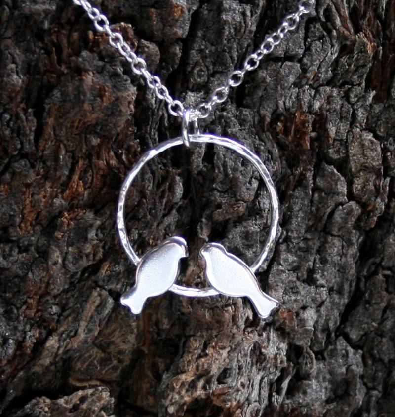 Anhänger Mit Zwei Vögelchen. Eco Sterling Silber. Kollektion "Waldfreunde'. Exklusives Design. Schaukelvögel. Vögel in Einem Stickrahmen von StarlightAndShadows