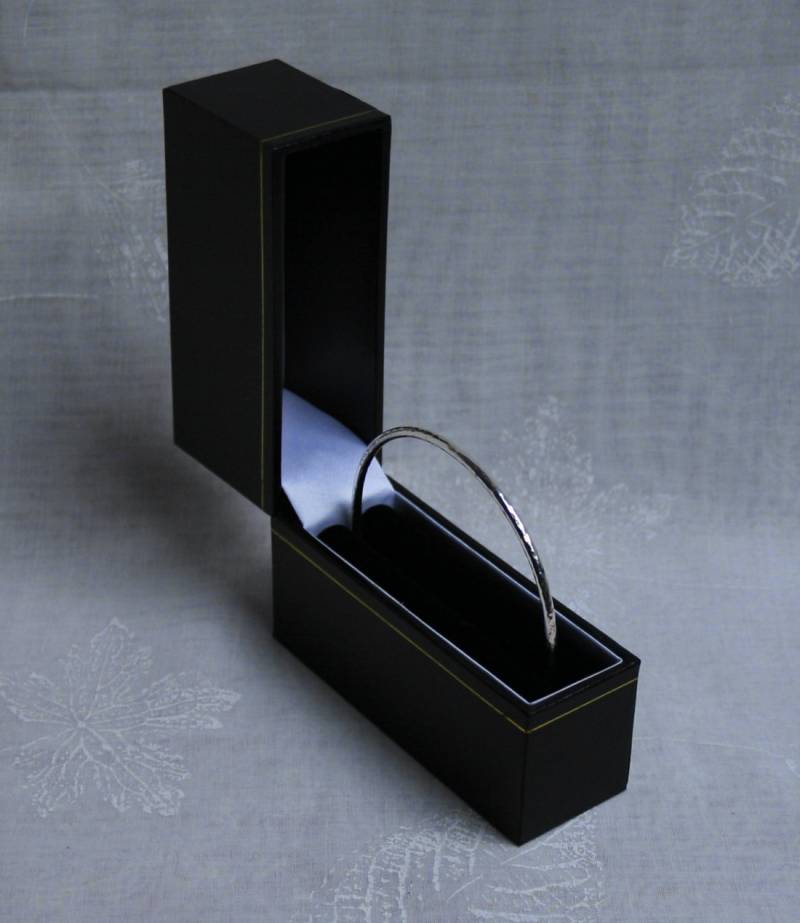 Armreif "Schlichte Eleganz" Traditionell Stapeln Gemacht Hand Armband Mit Einem Leicht Gehämmert Finish. Voll Punziert Uk Sterling Silber von StarlightAndShadows