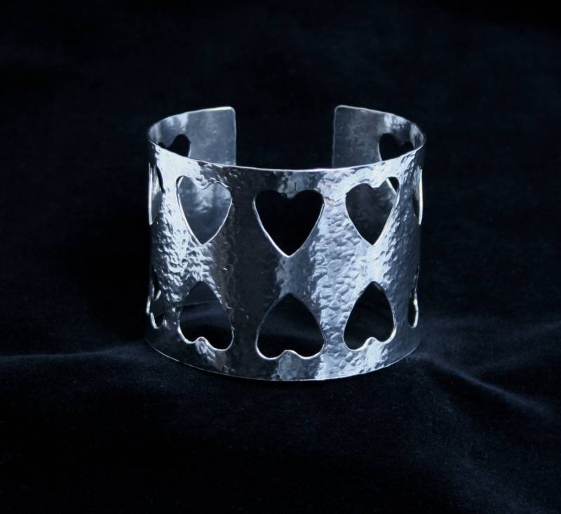 Breite Manschette Armband. "Amore ~ Lacuna' Traditionell Handgefertigt Mit Gehämmert-Lackierung Für Zusätzlichen Glanz. Voll Gekennzeichnet Uk Breite Manschette Armband. "Amore ~ Lacuna' Traditionell Handgefertigt Mit Gehämmert-Lackierung Für Zusätzlichen Glanz. Voll Gekennzeichnet Uk von StarlightAndShadows