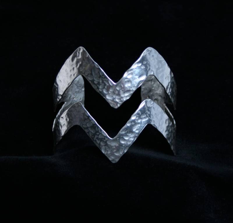 Breites Armband. "Siobhan" Traditionell Von Hand Mit Einem Einzigartigen Selektiv Gehämmert Fertig Stellen. Voll Punziert Uk Sterling Silber von StarlightAndShadows