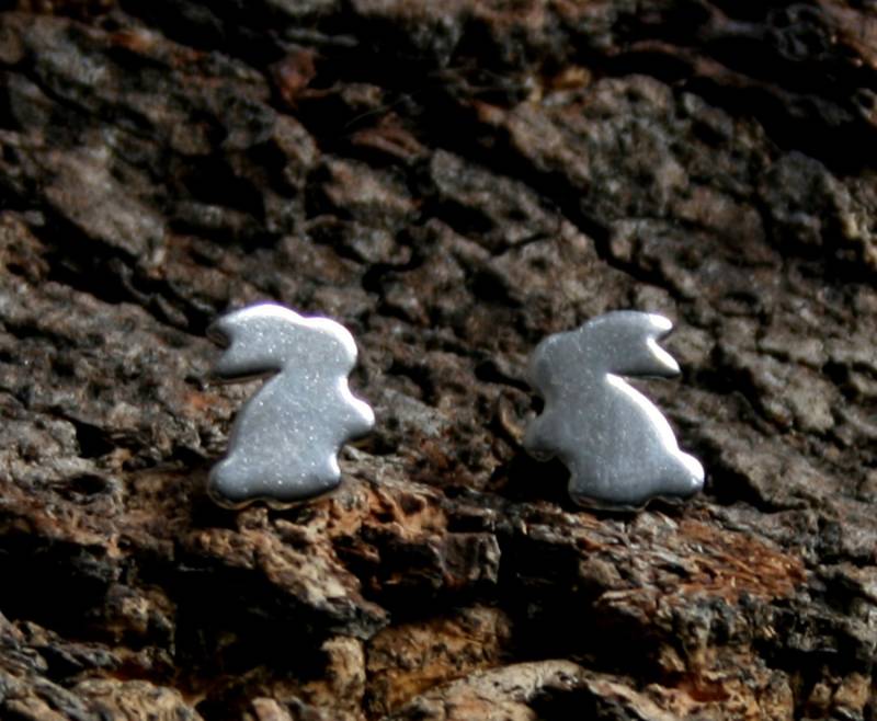 Der Ständige Bunny. Sterling Silber Ohrstecker. "Forest Friends" Kollektion. Exklusives Design. Kleines Ohr Kleine Kaninchen. Hasen von StarlightAndShadows