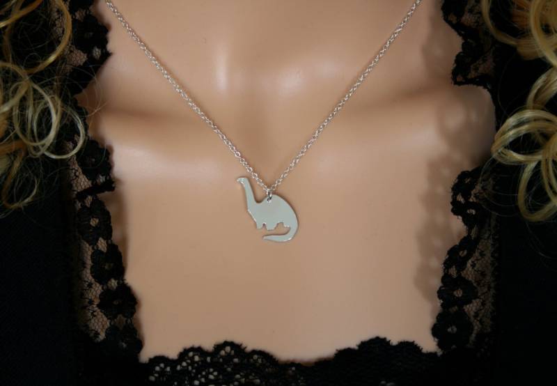 Dippy Der Diplodocus. Sterling Silber Anhänger. "Forest Friends" Kollektion. Exklusives Design. Kleine Dinosaurier-Anhänger von StarlightAndShadows