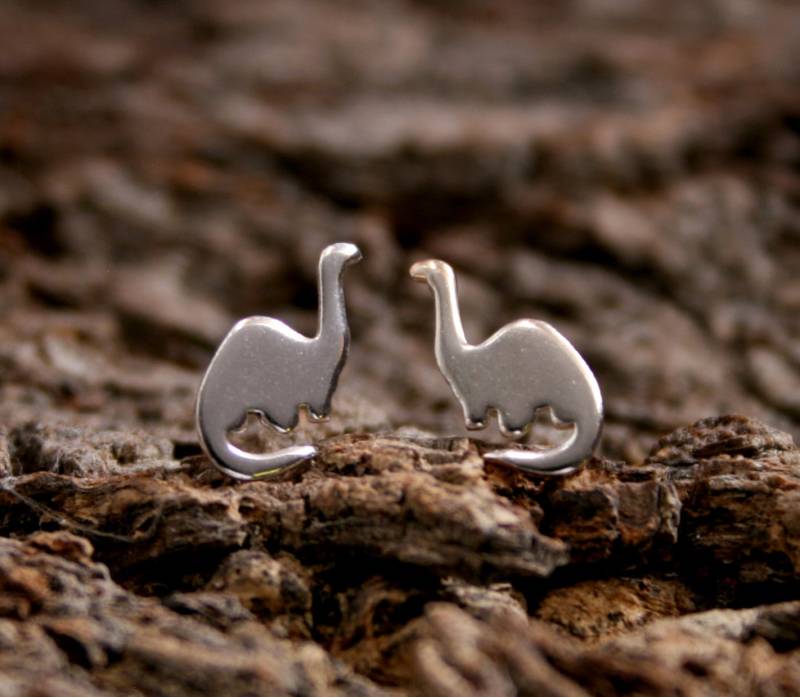 Dippy Der Diplodocus. Sterling Silber Ohrstecker. Sammlung "Waldfreunde". Exklusives Design. Winzige Dinosaurier-Ohrringe von StarlightAndShadows