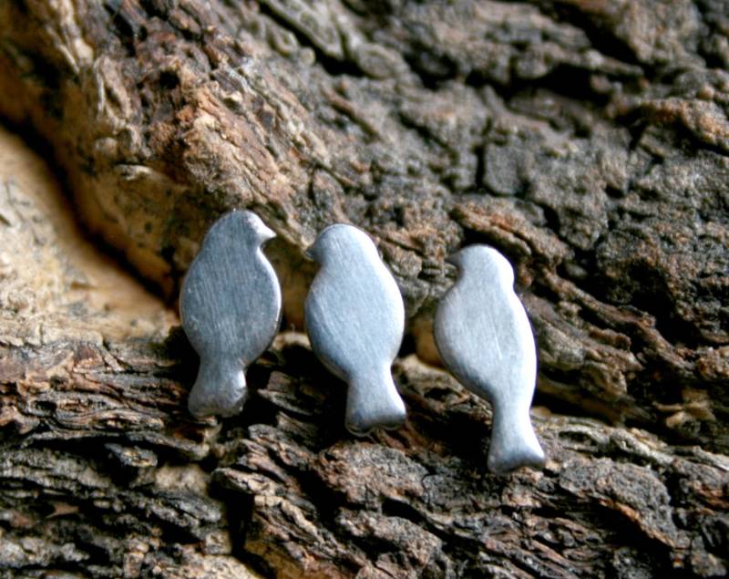 Drei Kleine Vögel. Missmatch Sterling Silber Ohrstecker. "Waldfreunde" Sammlung. Exklusives Design. Umweltfreundliches Natur - Oder Schwarzsilber von StarlightAndShadows