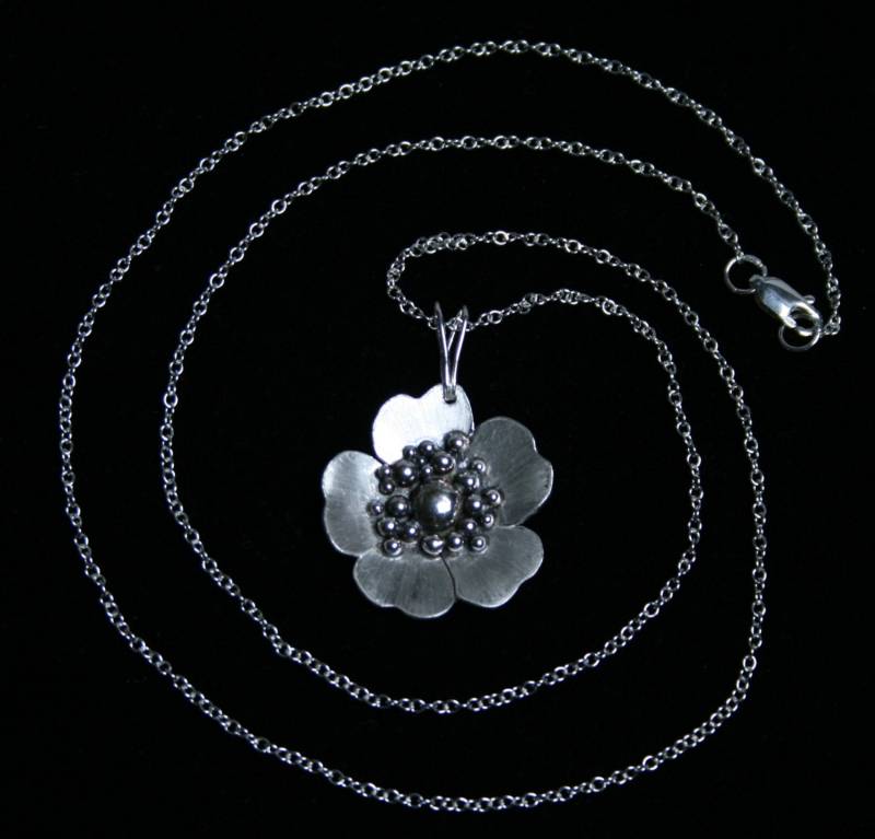 Exklusive "Wild Rose' Designer Anhänger. Traditionell Von Hand Mit Einer Satinrose Für Subtilität. Voll Punziert Uk Sterling Silber von StarlightAndShadows