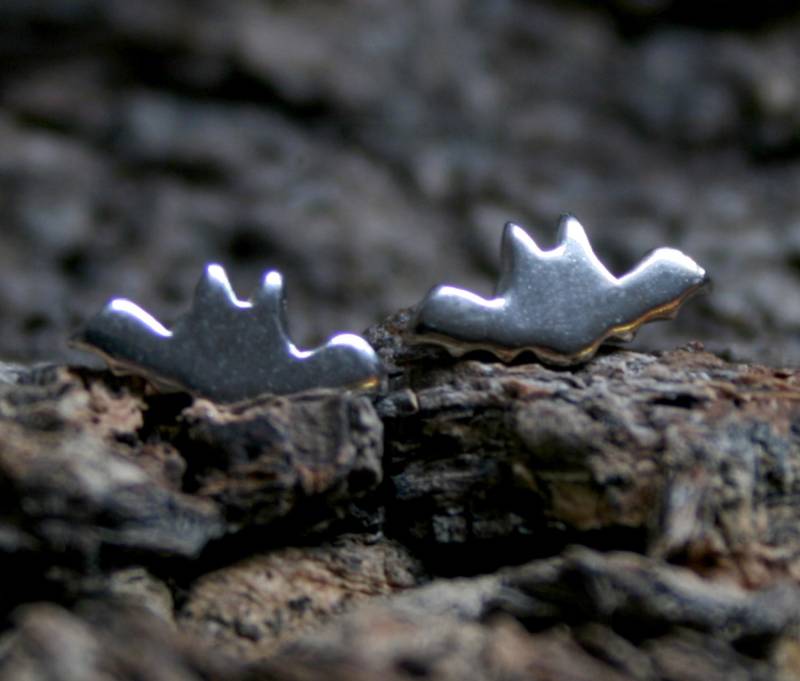 Fledermaus Ohrstecker. Kleine Schwarze Fledermäuse. Sterling Silber "Forest Friends" Kollektion. Fying Öko-Natur Oder Schwarz-Silber Fledermaus Ohrstecker. Kleine Schwarze Fledermäuse. Sterling Silber "Forest Friends" Kollektion. Fying Öko-Natur Oder Schwarz-Silber von StarlightAndShadows