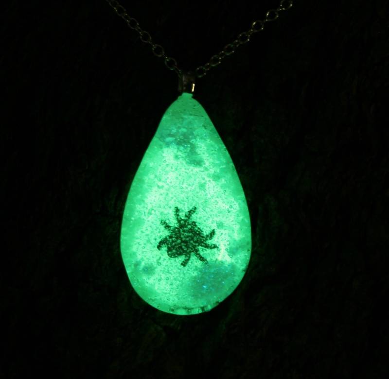 Geschmolzene Glas Und Sterling Silber Anhänger "Baby Spider". Kupfer Spinne Zu Glühen Im Dunklen Verschmolzen. Grünes Leuchten von StarlightAndShadows