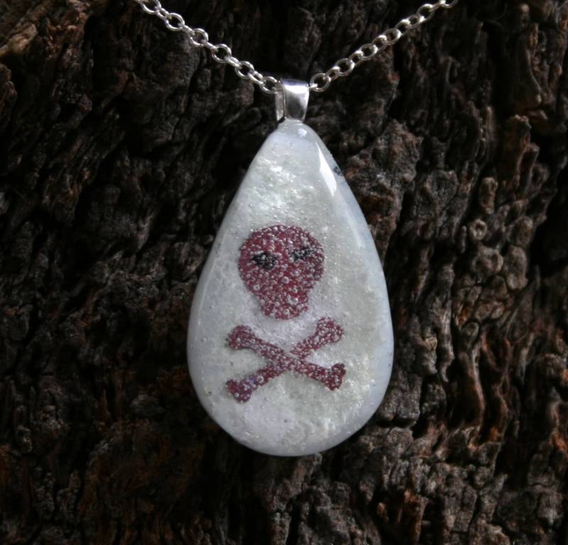 Geschmolzene Glas Und Sterling Silber Anhänger "Skully". Kupfer Totenkopf Zu Glühen Im Dunklen Verschmolzen. Grünes Leuchten von StarlightAndShadows