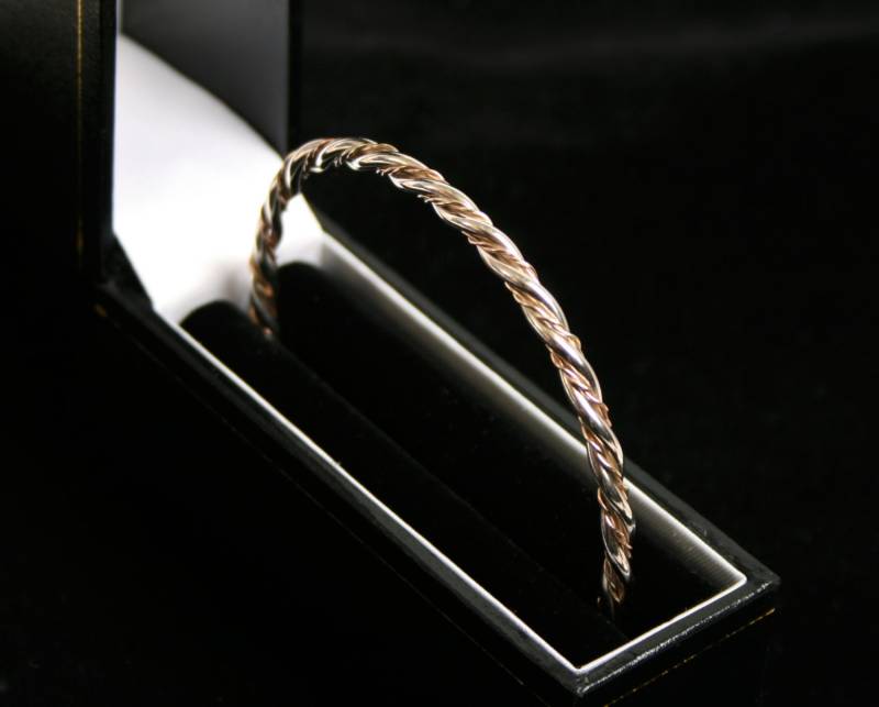 Gold Und Sterling Silber Armreif "Simple Twist' Traditionell Hand Gemacht Armband Aus Voll Uk Gekennzeichnet Sterlingsilber & 9Ct | K von StarlightAndShadows