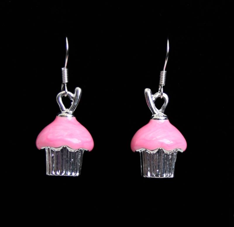 Handgefertigte Ohrringe "Rosa Cupcake'. Kleine Emaillierte Cupcakes Auf Versilberte Haken Ohrhaken, Mit Oder Ohne Geschenk-Box von StarlightAndShadows